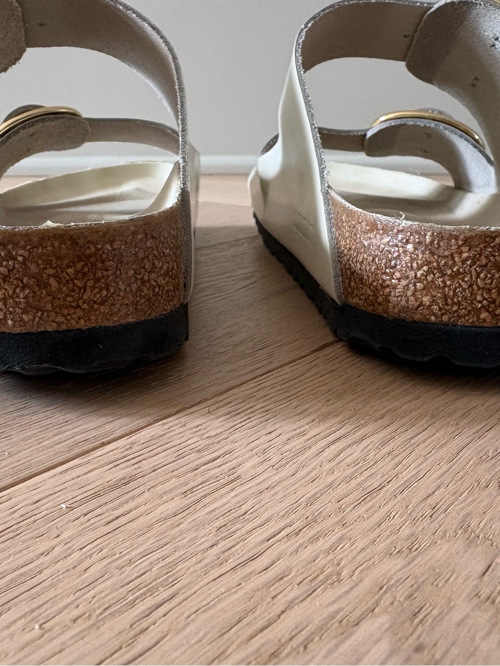 6-6.5 Birkenstock Arizona Big Buckle Shiny Leather White Gold Slides Sandals 37 - Picture 5 of 10